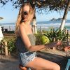 Isabella Scherer gosta de usar short jeans com blusa tomara que caia para curtir a praia