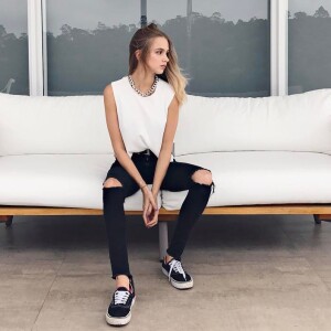 Isabella Scherer gosta de contrapor blusas claras com jeans escuros no look