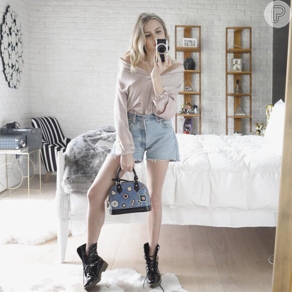 Isabella Scherer adora a combinação short jeans e botas