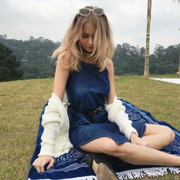 Isabella Scherer não dispensa incluir óculos de sol no seu look para compor um visual próprio