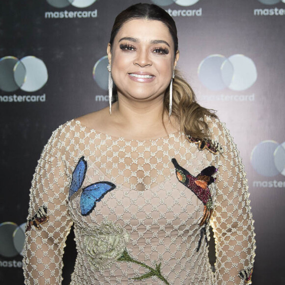 O vestido de Preta Gil tem mais de 25 mil mini pérolas aplicadas, criando um padrão de losangos
