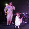 Neta de Preta Gil, Sol de Maria roubou a cena durante a apresentação da cantora com Gilberto Gil na noite desta quarta-feira, 27 de setembro de 2017