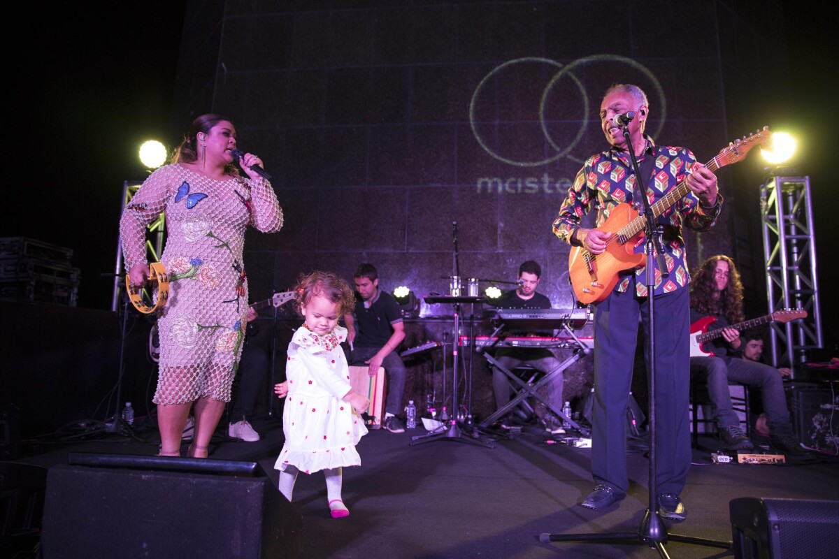 Foto Neta de Preta Gil, Sol de Maria roubou a cena durante a apresentação da cantora com Foto Neta de Preta Gil, Sol de Maria roubou a cena durante a apresentação da cantora com