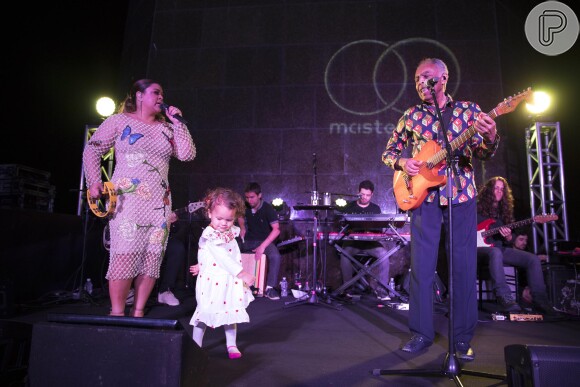Neta de Preta Gil, Sol de Maria roubou a cena durante a apresentação da cantora com Gilberto Gil na noite desta quarta-feira, 27 de setembro de 2017
