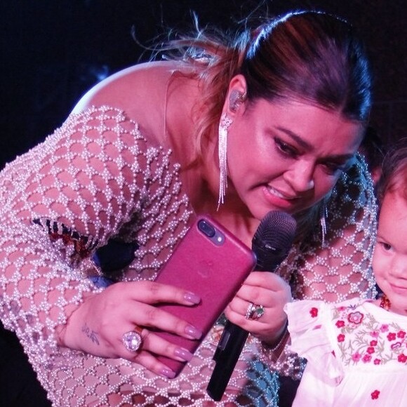 Ao posar para selfie com a neta, Sol de Maria, Preta Gil exibe as mini pérolas na manga de seu vestido