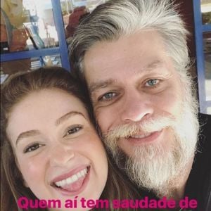Marina Ruy Barbosa comemora indicação ao Emmy Internacional da novela 'Totalmente Demais' ao lado de Fabio Assunção, seu par na trama, nos bastidores dos Estúdios Globo