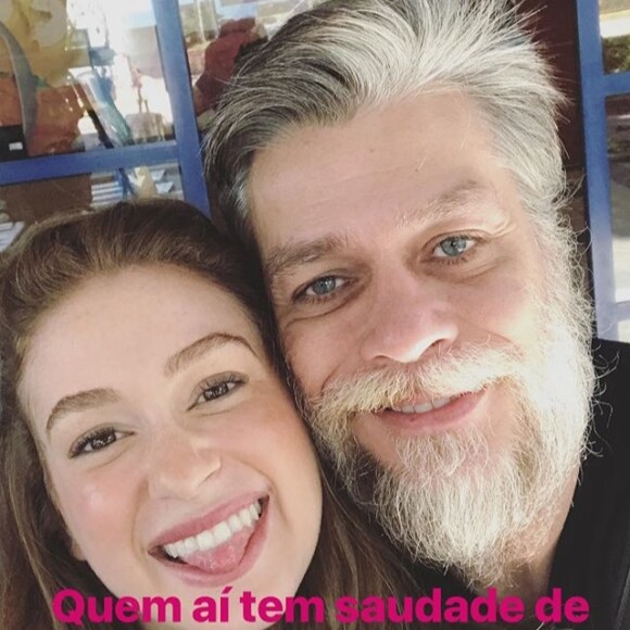 Marina Ruy Barbosa comemora indicação ao Emmy Internacional da novela 'Totalmente Demais' ao lado de Fabio Assunção, seu par na trama, nos bastidores dos Estúdios Globo