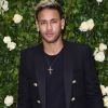 O blazer Balmain usado por Neymar custa 1, 8 mil libras (aproximadamente R$ 7, 7 mil)