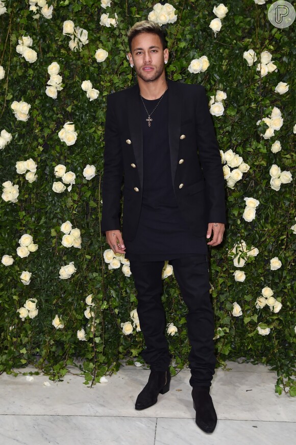 Neymar usou um blazer da Balmain ao assistir um desfile da grife na Paris Fashion Week, na França