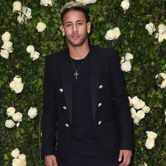 Neymar usou um blazer da Balmain ao assistir um desfile da grife na Paris Fashion Week, na França