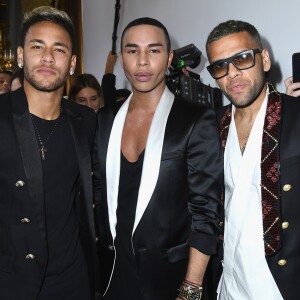 Neymar e Daniel Alves posaram com o estilista Olivier Rousteing no desfile da Balmain na Paris Fashion Week nesta quinta-feira, 28 de setembro de 2017