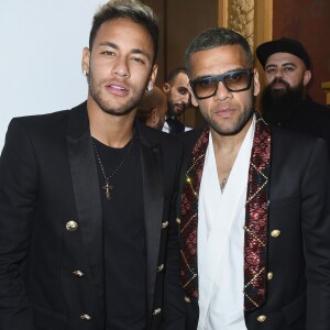 Neymar e Daniel Alves marcaram presença no desfile da Balmain na Paris Fashion Week nesta quinta-feira, 28 de setembro de 2017