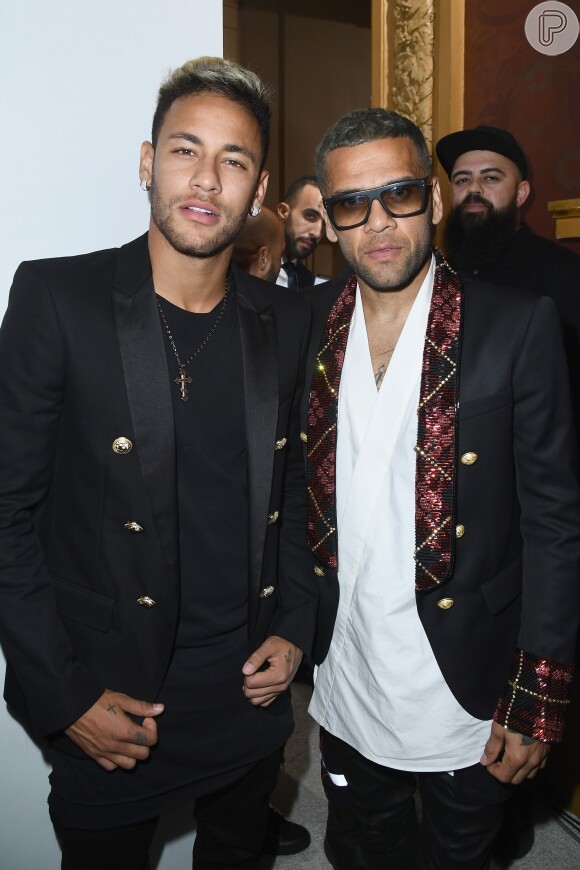 Neymar e Daniel Alves marcaram presença no desfile da Balmain na Paris Fashion Week nesta quinta-feira, 28 de setembro de 2017