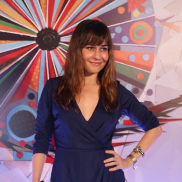 Aos 47 anos Alessandra Negrini exibe ótima forma sem fazer dieta: 'Não faço dieta, mas compenso nos exercícios. Nem fazia aeróbico, mas aprendi a gostar e tenho feito transport'