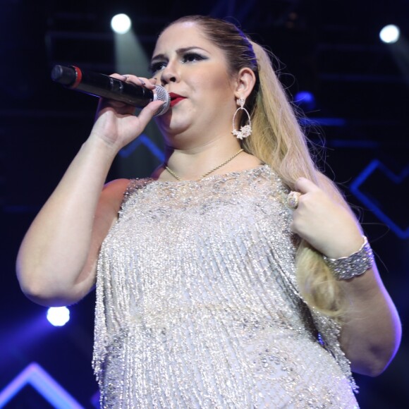 Marília Mendonça aparece com o visual bem diferente nos vídeos do começo da carreira