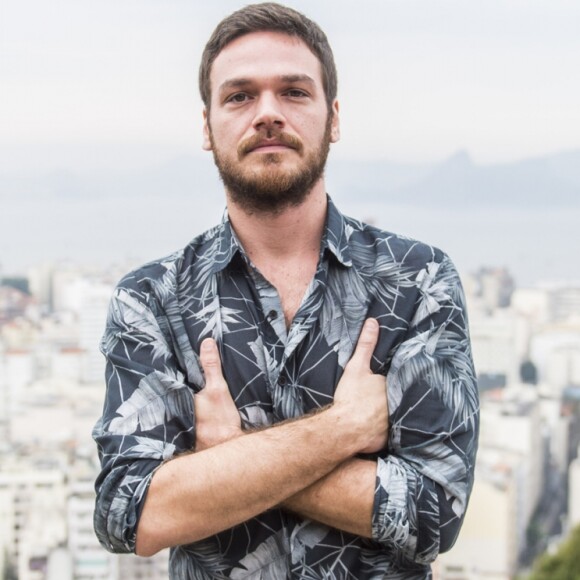 'Minha mãe sofre, manda mensagem dizendo que estava nervosa, agoniada, meu pai elogia as cenas, meus irmãos riem', contou Emilio Dantas
