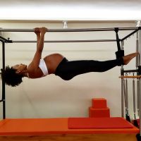 Sheron Menezzes faz acrobacia no pilates aos 8 meses de gravidez:'Gosta de voar'