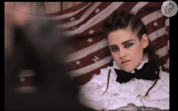 Kristen Stewart vestiu uma produção inspirada nos caubóis durante a campanha