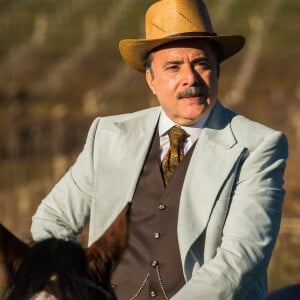 José Augusto (Tony Ramos) se desespera durante busca pelo paradeiro de Maria Vitória (Vitória Strada), que consegue embarcar para o Brasil, no capítulo que vai ao ar terça-feira, dia 10 de outubro de 2017, na novela 'Tempo de Amar'