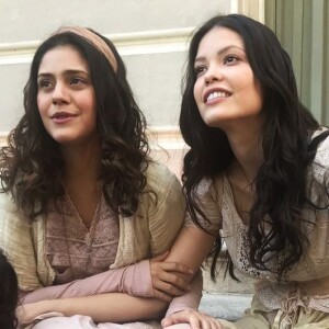 No navio, Maria Vitória (Vitória Strada) faz amizade com Helena (Jessika Alves) e suas irmãs, no capítulo que vai ao ar quarta-feira, dia 11 de outubro de 2017, na novela 'Tempo de Amar'