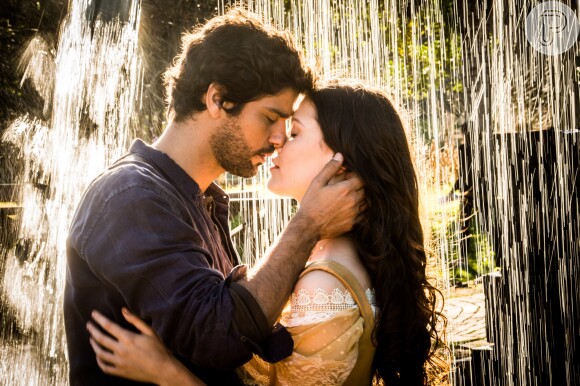 Na despedida, Maria Vitória (Vitória Strada) beija e Inácio (Bruno Cabrerizo) e ele promete que vai voltar para casar com ela, na novela 'Tempo de Amar'