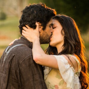 Maria Vitória (Vitória Strada) e Inácio (Bruno Cabrerizo) se entregam à paixão, na novela 'Tempo de Amar'