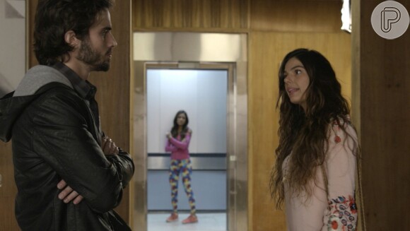 Ruy (Fiuk) confronta Ritinha (Isis Valverde) por ela ter ido ver Zeca (Marco Pigossi) no hospital, na novela 'A Força do Querer'