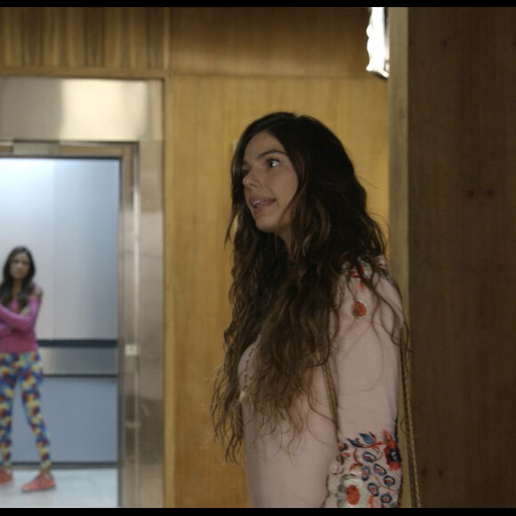 Ruy (Fiuk) confronta Ritinha (Isis Valverde) por ela ter ido ver Zeca (Marco Pigossi) no hospital, na novela 'A Força do Querer'