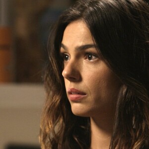 Ritinha (Isis Valverde) vai visitar Zeca (Marco Pigossi) no hospital, na novela 'A Força do Querer'