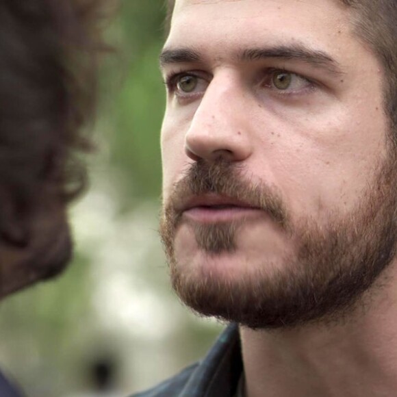 Ruy (Fiuk) atira em Zeca (Marco Pigossi) por causa de Ritinha (Isis Valverde), na novela 'A Força do Querer'