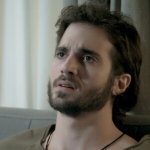 Ruy (Fiuk) descobre que Ritinha (Isis Valverde) foi visitar Zeca (Marco Pigossi) no hospital, na novela 'A Força do Querer'