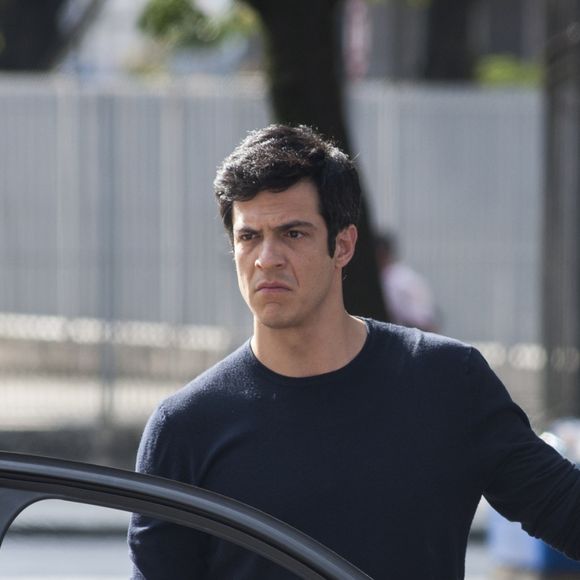 Eric (Mateus Solano) se sente mal e fica com crise de consciência ao ver Sandra Helena (Nanda Costa) ser presa, na novela 'Pega Pega'