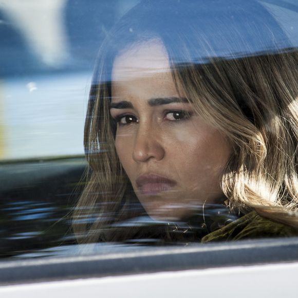 Sandra Helena (Nanda Costa) lança olhares magoados para Eric (Mateus Solano) quando entra na viatura, algemada, na novela 'Pega Pega'