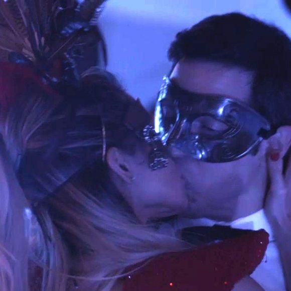 Sandra Helena (Nanda Costa) e Eric (Mateus Solano) lembram o beijo no baile de máscaras, na novela 'Pega Pega'
