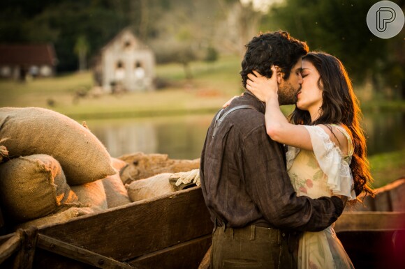Maria Vitória (Vitória Strada) e Inácio (Bruno Cabrerizo) se entregam à paixão, na novela 'Tempo de Amar'