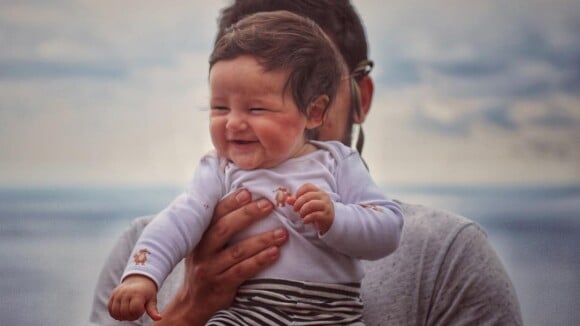 Filha de Bruno Gissoni, Madalena exibe sorriso fofo em foto: 'Amar é evolução'