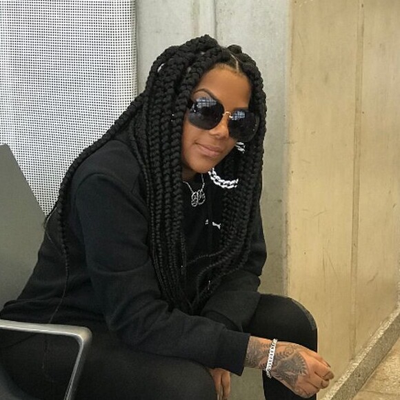 Ludmilla adotou as box braids, tranças muito estilosas e conquistou muitos elogios dos fãs