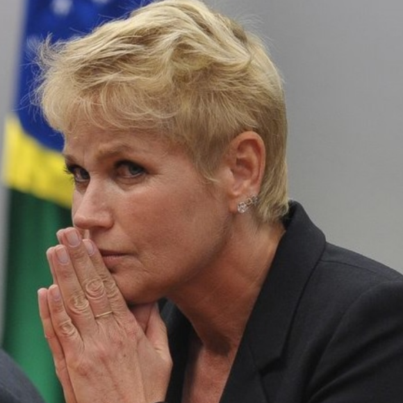 'Xuxa, meu nome é Joel Datena, sou pai de 4 filhos. Muito prazer e obrigado pela audiência', escreveu o apresentador