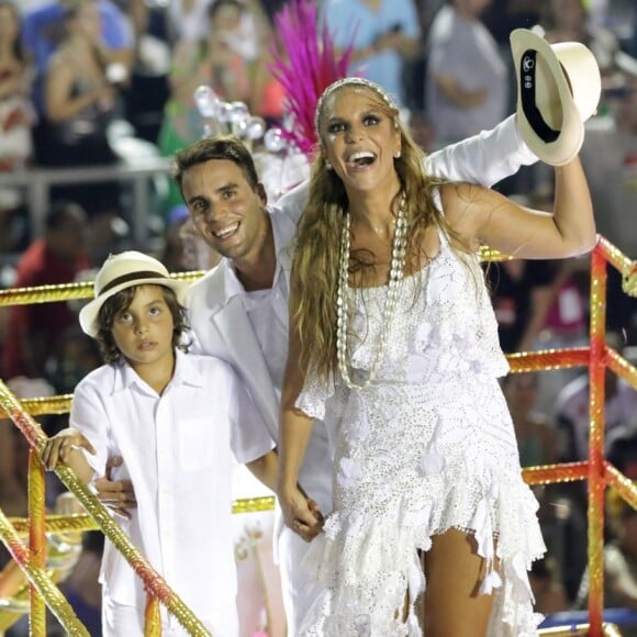 Marcelo Sangalo e o pai, Daniel Cady, saíram em carro alegórico ao lado de Ivete Sangalo no Carnaval 2017, no Rio de Janeiro