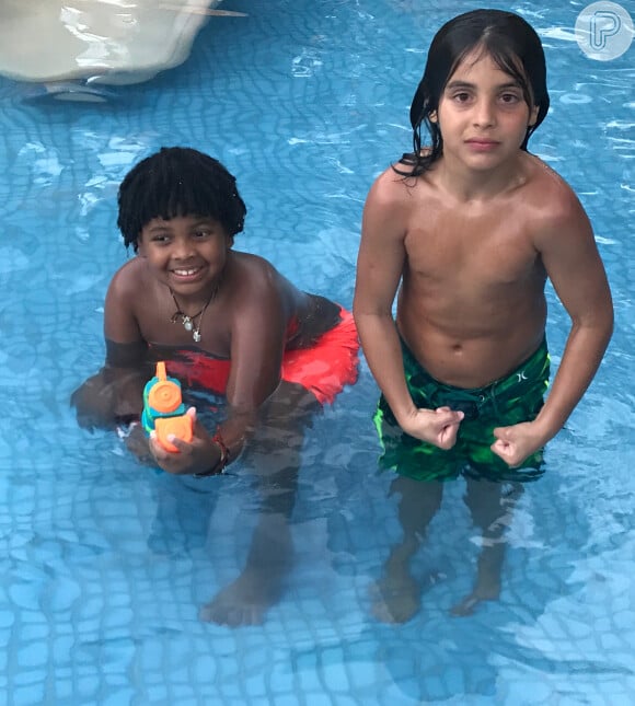 Gabriel, filho de Astrid Fontenelle, se divertiu na piscina ao lado de Marcelo durante a festa de aniversário