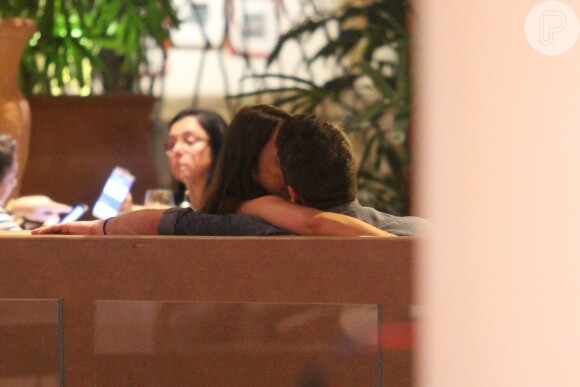 Marcos Veras e Rosanne Mulholland trocam beijos em restaurante de shopping no Riol