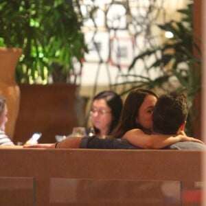 Marcos Veras e Rosanne Mulholland são flagrados aos beijos em restaurante
