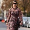 O mesmo modelo de bota foi usado por Thássia Naves, com um vestido floral Dolce & Gabbana, para prestigiar as novidades do estilista Issey Miyake em 29 de setembro de 2017