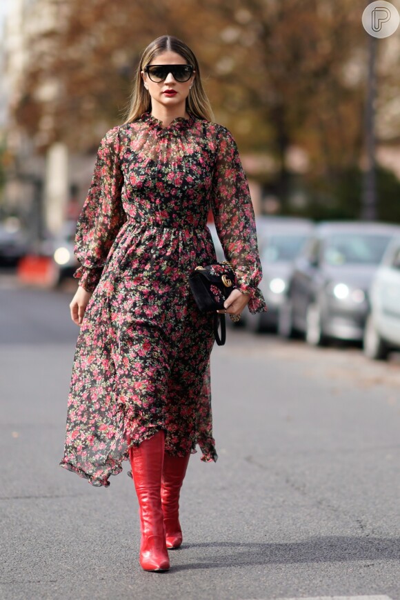 O mesmo modelo de bota foi usado por Thássia Naves, com um vestido floral Dolce & Gabbana, para prestigiar as novidades do estilista Issey Miyake em 29 de setembro de 2017