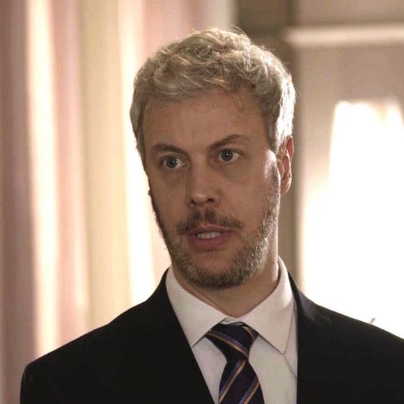 Douglas (Guilherme Weber) torce para que Raquel (Mayara Lepre) retorne o mais rápido possível de sua viagem e leve Gabriel (Antônio Guilherme Cabral Fonseca) para sua casa, na novela 'Pega Pega'