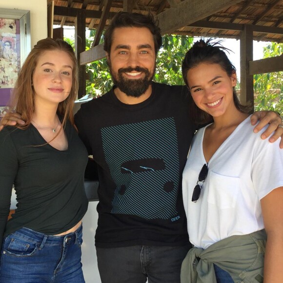 Marina Ruy Barbosa fará par com o plebeu vivido por Ricardo Pereira, mas se apaixona pelo príncipe de Renato Góes, por quem vai rivalizar com Marina Ruy Barbosa na novela 'Deus Salve o Rei'