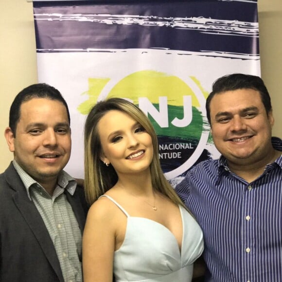 'Retratando meus amores, o Título que recebi é pelo Clubes Unesco!', corrigiu-se Larissa Manoela nas redes sociais