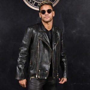 Neymar afirmou ter ido ao desfile da grife Balmain na Paris Fashion Week para conferir as tendências de moda: 'Vim ver as roupas, prestigiar o desfile. Agora eu virei chique, olha aí a qualidade do meu look'