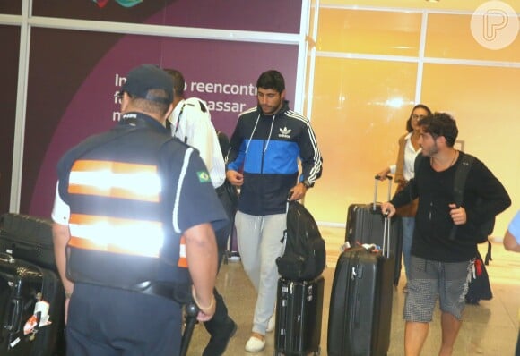 Thiago Magalhães foi clicado com a namorada, Anitta, em aeroporto carioca