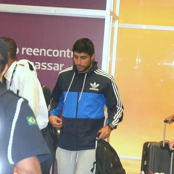 Thiago Magalhães foi clicado com a namorada, Anitta, em aeroporto carioca